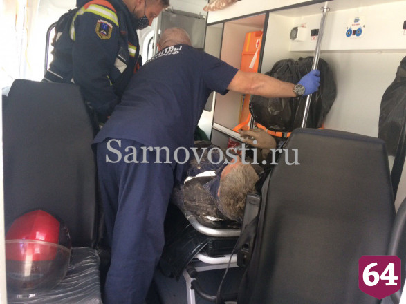 В Саратове рабочего завалило землей в траншее