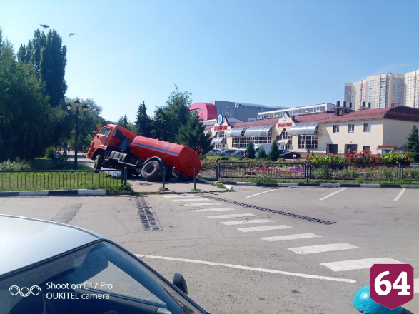 В Саратове на тротуаре поливальная машина ушла под асфальт 