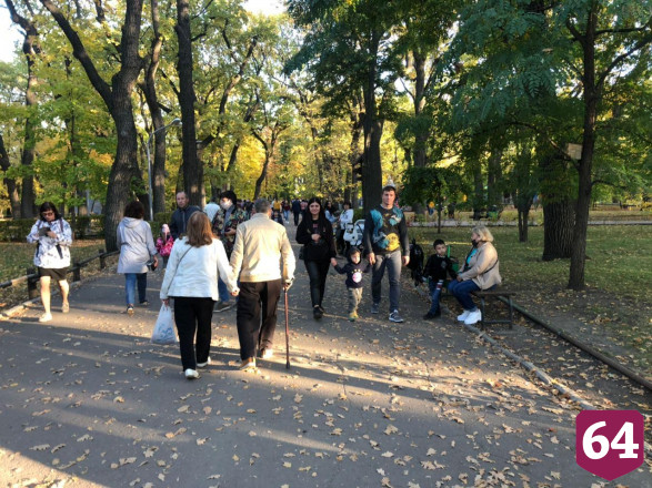 Жители Саратова толпятся в горпарке без масок