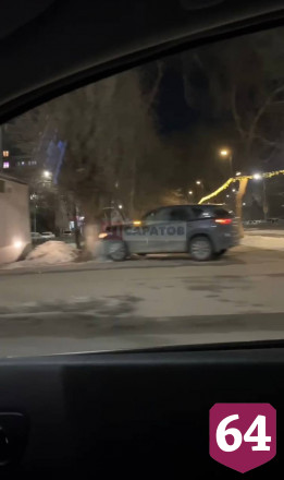 Кроссовер вылетел на тротуар после ДТП в центре Саратова