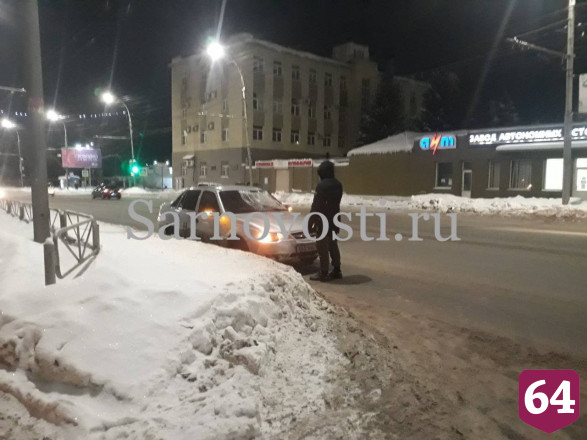 В Саратове таксист на иномарке задавил пешехода