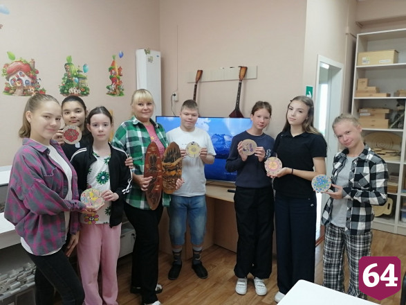 Саратовских детей научили создавать сувениры с шорскими орнаментами 