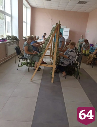 В Саратовской области 84-летняя пенсионерка плетет маскировочные сети на фронт