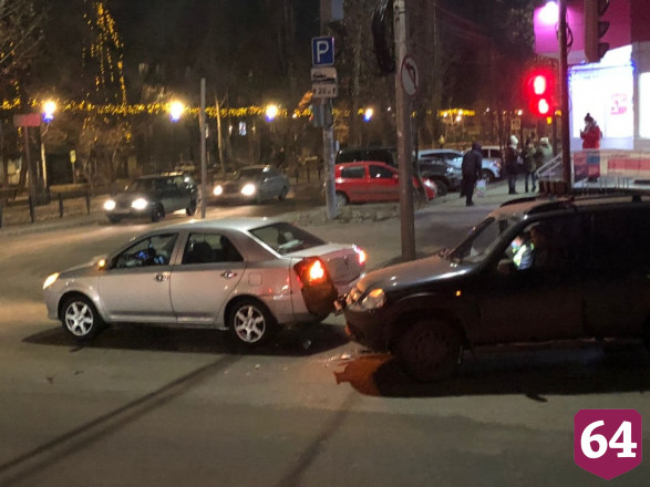 Внедорожник протаранил иномарку в центре Саратова