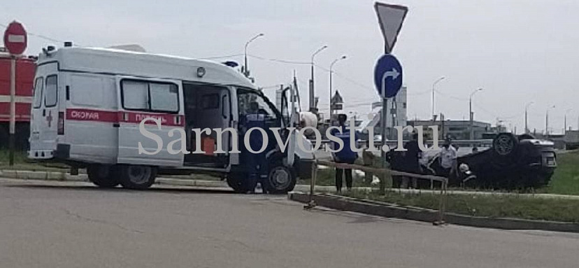 Двое взрослых и ребенок опрокинулись на «Мерседесе» в Саратове