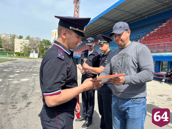 В Саратове полицейские соревновались в перетягивании каната