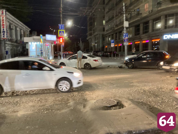 Легковушка протаранила иномарку у цветочного магазина в центре Саратова
