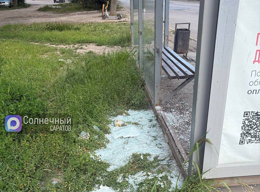 В Саратове вандалы разгромили остановочный павильон