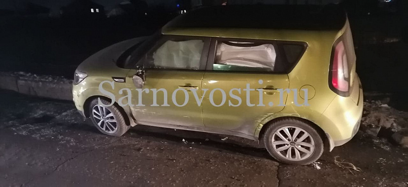 В Саратове водитель заехала на бордюр и опрокинула иномарку