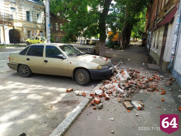 В центре Саратова стена жилого дома рухнула на автомобиль