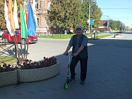 Саратовские пенсионеры продлевают активную жизнь с помощью самокатов