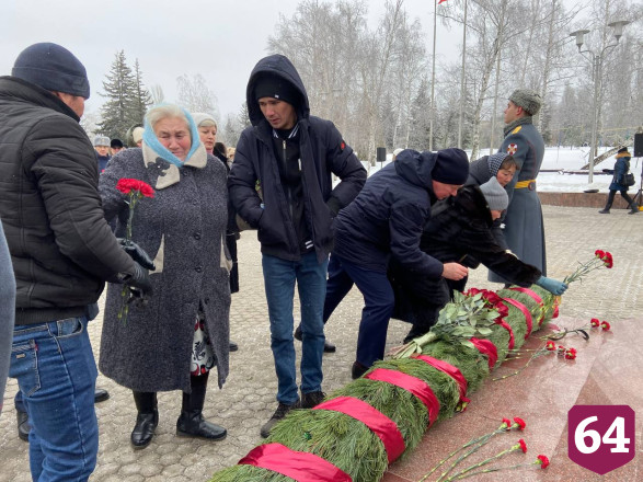 Саратовский губернатор почтил память героев Отечества