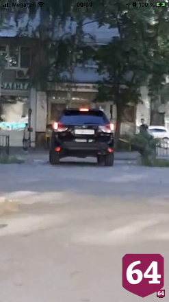Автохама оштрафовали за проезд по тротуару в центре Саратова