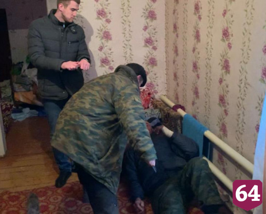 Зарезавшему гостя саратовцу добавили статью за сбыт боеприпасов 