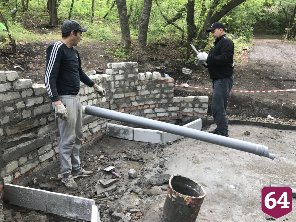 На стеле саратовского родника закрепят памятную красную звезду