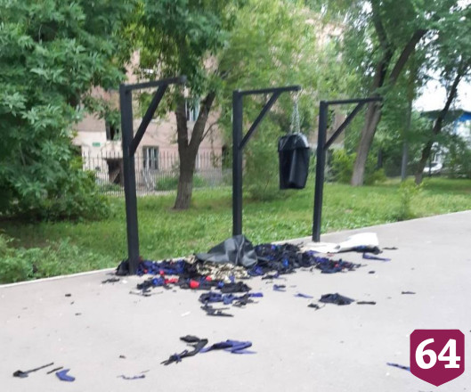 Вандалы порезали боксерские груши в парке Саратова