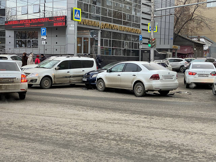На перекрестке в центре Саратова произошла массовая авария