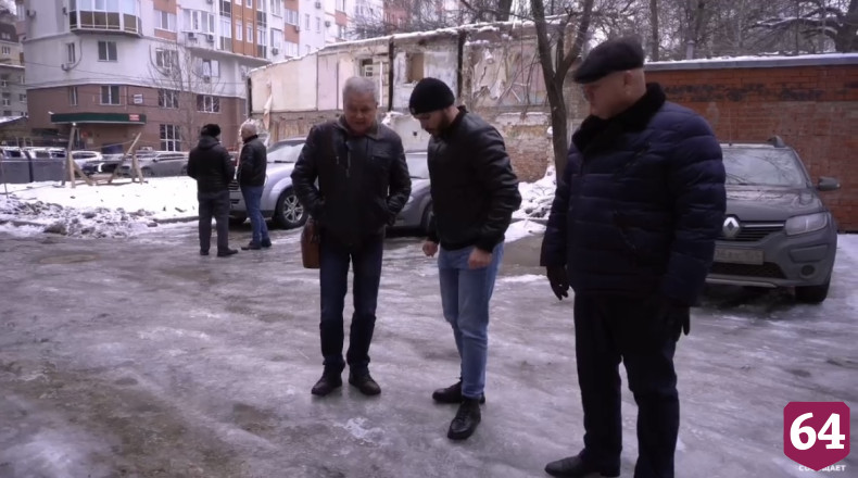Управляющие компании Саратова призвали обработать дворы от гололеда