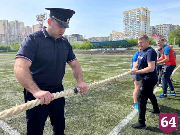 В Саратове полицейские соревновались в перетягивании каната