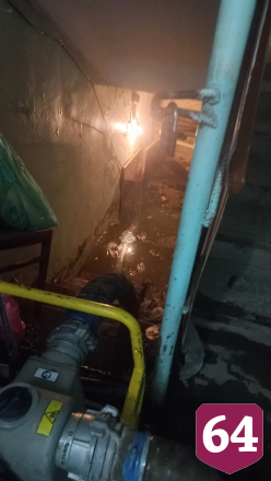 В многоэтажке в центре Саратова затопило подвалы
