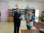 Чиновник подарил библиотеке книгу для будущих мам из домашнего фонда 