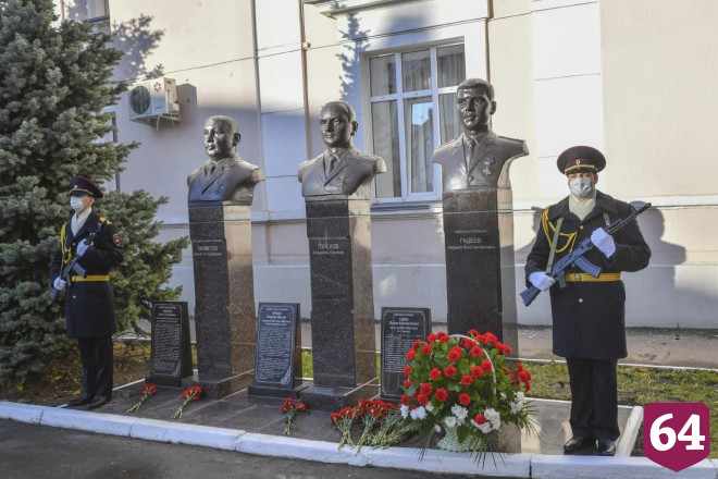 Губернатор вручил орден Мужества родителям убитого полицейского Михаила Гадеева