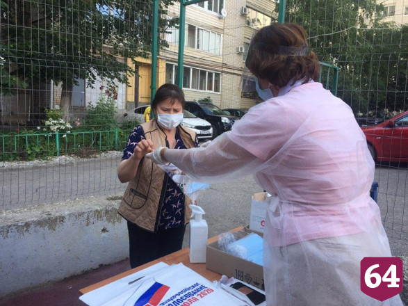 Саратовцы выстраиваются в очереди на голосование по Конституции во дворах