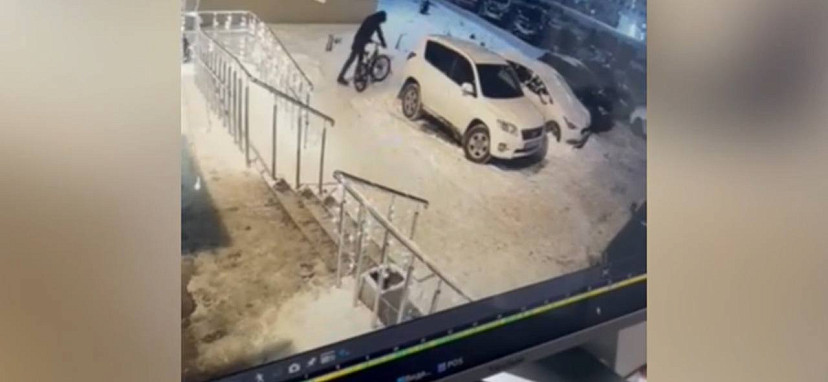 В Саратове рецидивист похитил велосипед из подъезда высотки