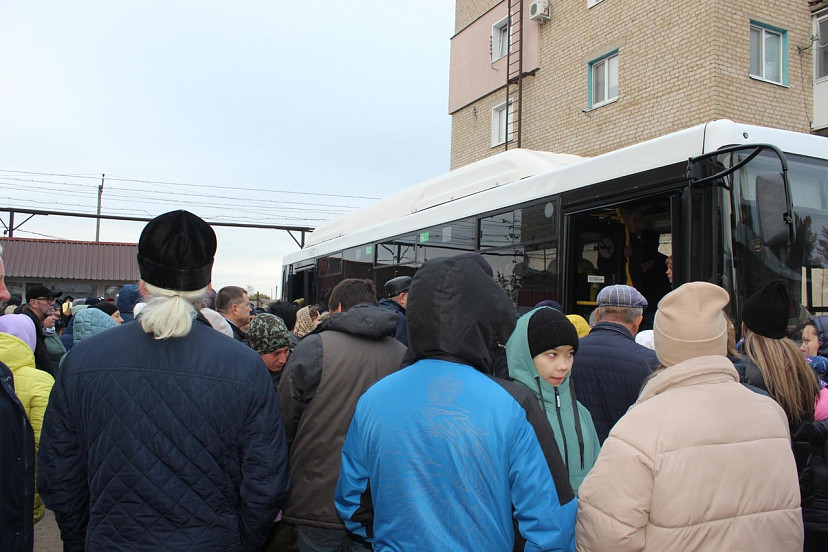На проводах мобилизованным саратовцам передали рюкзаки и иконы