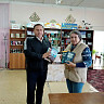 Чиновник подарил библиотеке книгу для будущих мам из домашнего фонда 