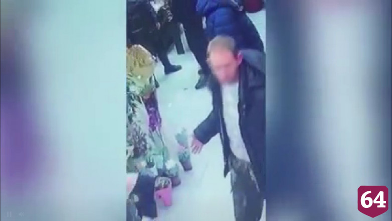 Кража «Айфона» в цветочном магазине Саратова попала на видео