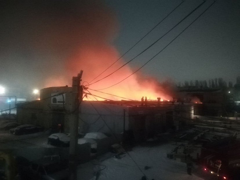 В Саратове крупный пожар уничтожил СТО