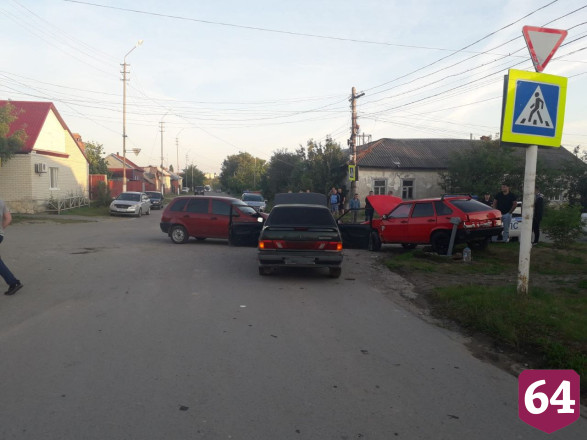 Мужчина покалечился в тройном ДТП под Саратовом
