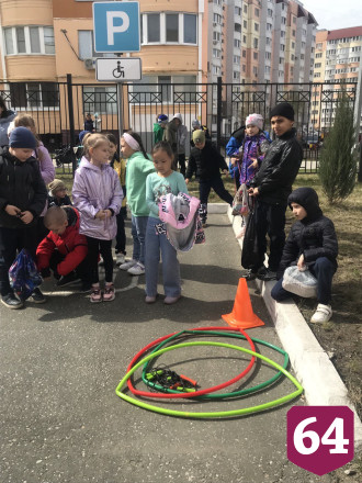 Саратовские школьники посвятили полету Гагарина космический флешмоб