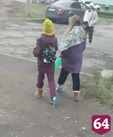 Саратовцев насмешили девочки в одной паре туфель на двоих