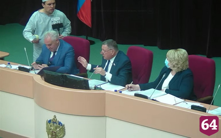 Коммунист Бондаренко явился в думу в костюме узника концлагеря