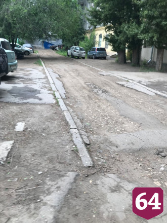 Саратовцы боятся переломать ноги во дворе у «памятника архитектуры»