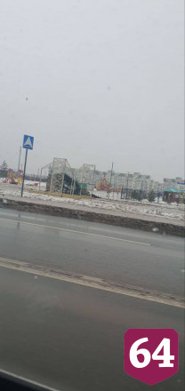 В поселке Саратова второй год подряд падает елка