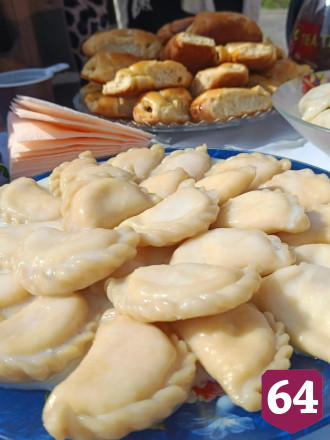 На саратовском фестивале самоваров кормили пловом и катали на ослике