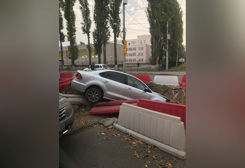 В Саратове автомобиль снес ограждения и угодил в коммунальную яму
