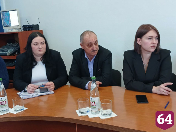 Работу саратовских чиновников при господдержке сравнили с пением песен 