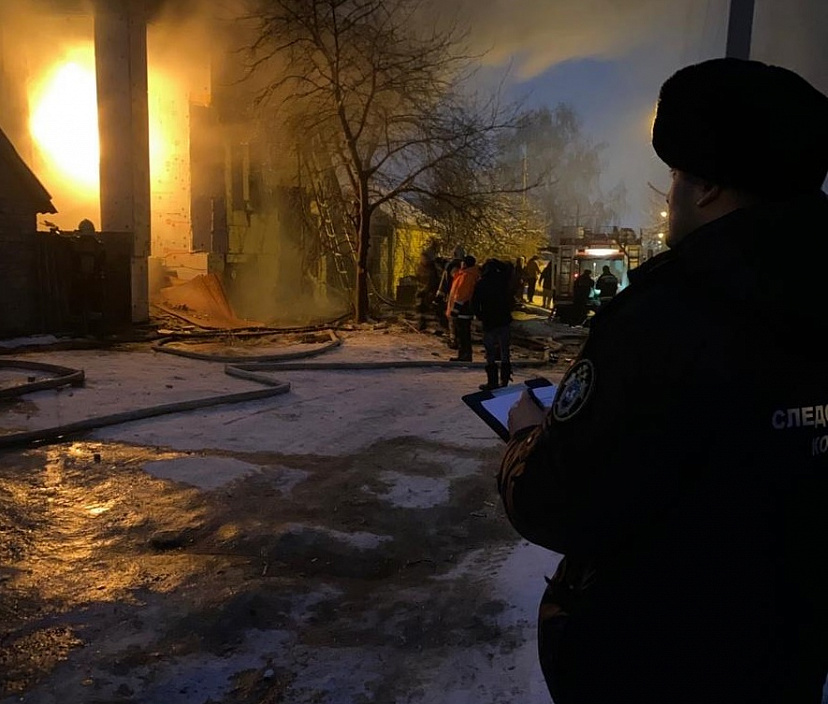 При установке натяжных потолков обрушился и загорелся 2-этажный дом под Саратовом