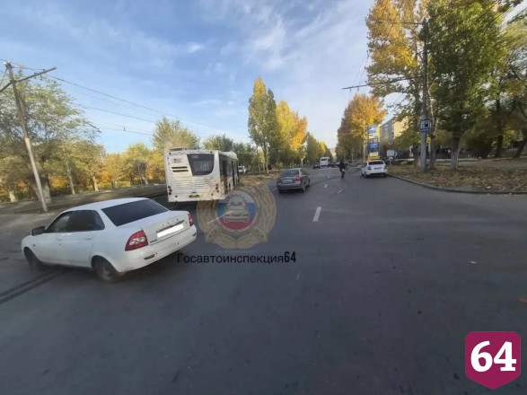 Два человека пострадали в столкновении автобуса с «Ладой» в Саратове
