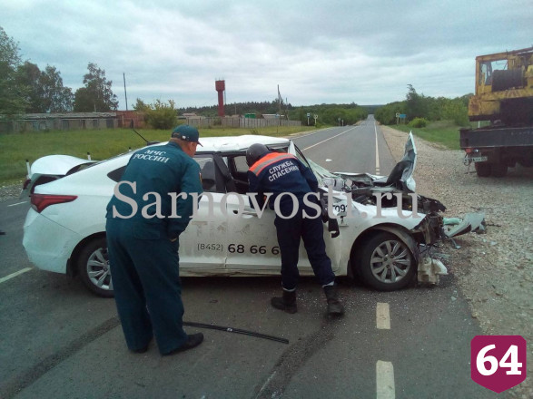 Двое мужчин на легковушке покалечились в ДТП с автокраном под Саратовом