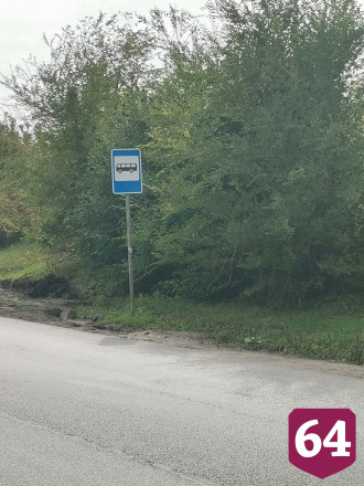 В Саратове жители ждут автобусы в грязи