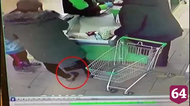 Кража кошелька в магазине под Саратовом попала на видео