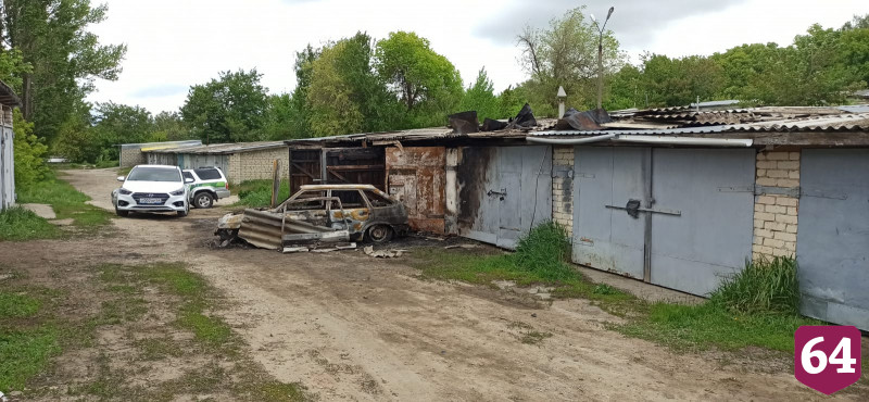 Три гаража и автомобиль огонь уничтожил ночью под Саратовом