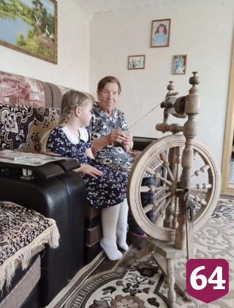 Саратовским детям показали путь от чеса козы к шерстяным носкам 