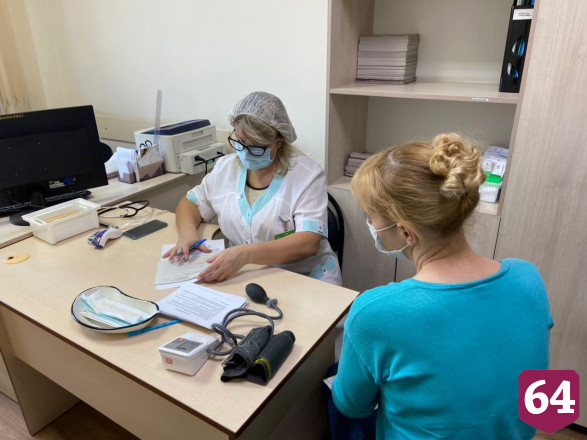 Саратовских врачей начали вакцинировать от коронавируса 