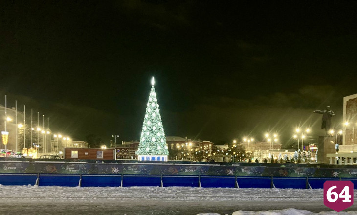 Для жителей Саратова открыт бесплатный новогодний каток на Театральной площади